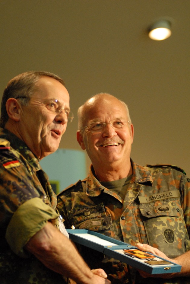 Bundeswehr - Pressemeldung: Generalinspekteur der Bundeswehr zertifiziert Ulmer Kommando: &quot;EU-Headline Goal 2010 ein gutes Stück näher&quot;