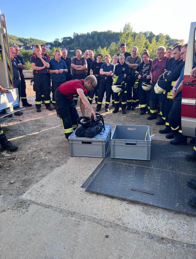 FW-OE: Feuerwehr Lennestadt übernimmt neuen Anhänger &quot;Grubenrettung&quot;