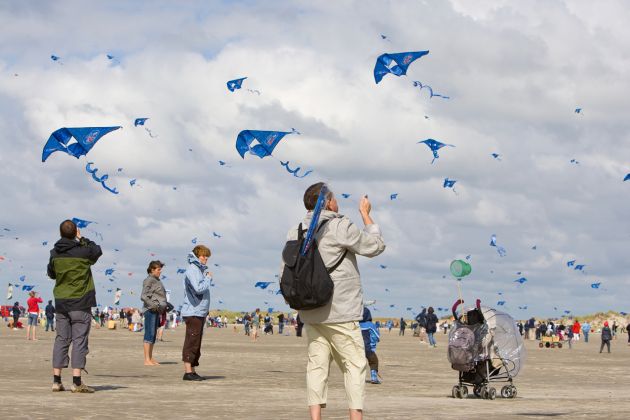 Der etwas andere Weltrekord: 710 Drachen gleichzeitig in der Luft / Tausende werden Zeuge der Aktion &quot;Nestlé Schöller färbt den Himmel blau&quot;