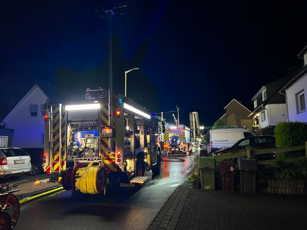 FW Marienheide: Dachstuhlbrand beschäftigt die Feuerwehr Marienheide über gesamte Nacht
