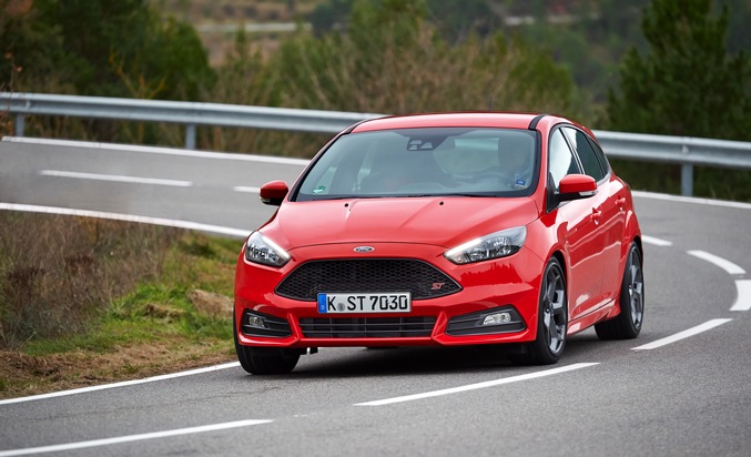 Ford-Werke GmbH: Ford Focus ST: Nachfrage hat sich verdoppelt - Diesel-Modell ab sofort mit Powershift-Getriebe und Schaltwippen bestellbar (FOTO)