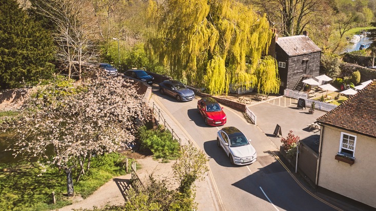 Ford-Werke GmbH: Ford fordert Fordwich heraus: Großbritanniens kleinste Stadt soll mit dem Mustang Mach-E auf E-Mobilität switchen