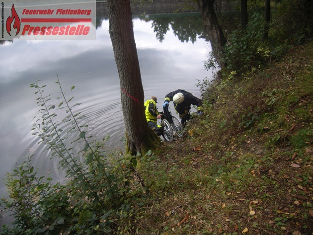 FW-PL: OT-Himmelmert. Frau stürzt mit Rollstuhl über steile Uferböschung in die Oestertalsperre. Couragierte Passanten helfen bei der Rettung.