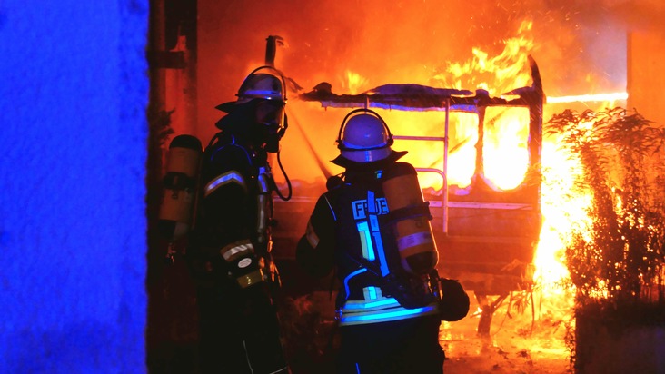 FW Celle: Wohnwagen brennt in voller Ausdehnung - Flammen drohen auf Gebäude überzugreifen!