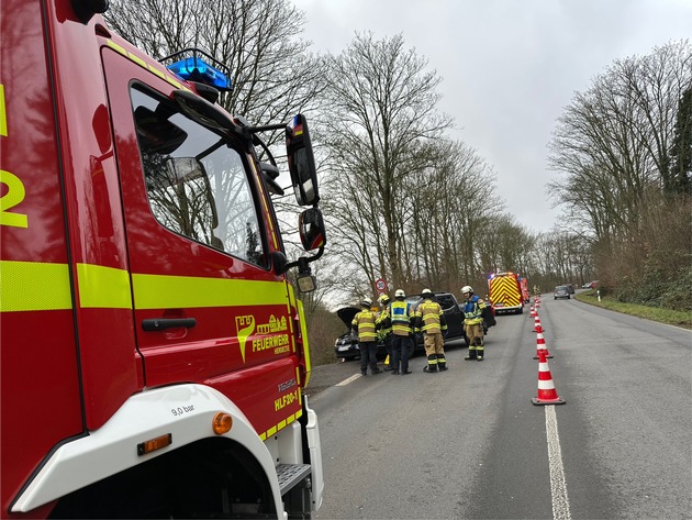 FW-EN: Abbiegeunfall fordert zwei Verletze