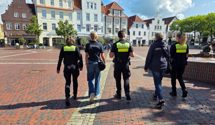 POL-EL: Lingen - Gemeinsame Kontrollaktion in der Lingener Fußgängerzone: Polizei und Ordnungsamt überprüfen Radfahrer und E-Scooter (Fotos)