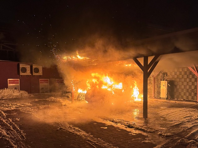 FW-AUR: Zeitgleich brennt PKW unter Holzcarport