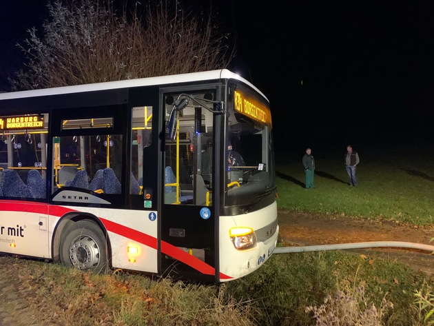 FW Borgentreich: Unfall mir einem Linenbus. Durch den Unfall wurde niemand verletzt. Alle beteiligten hatten großes Glück.