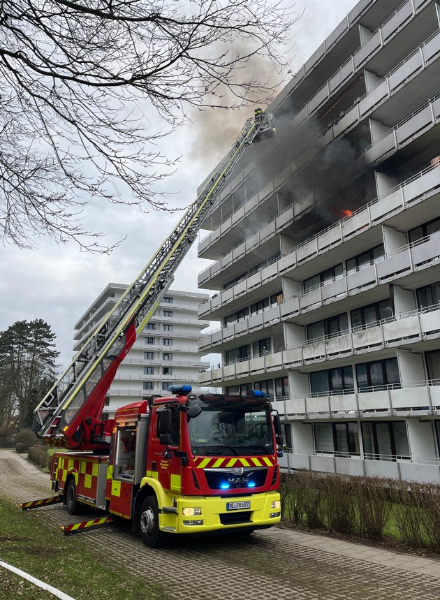 FW Mettmann: Wohnungsbrand mit Explosion und Menschenleben in Gefahr