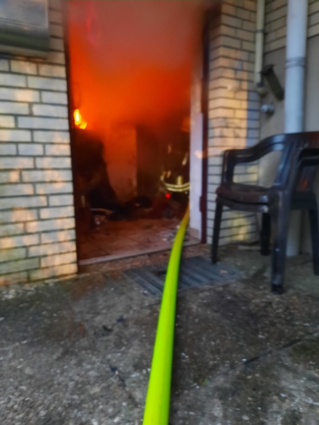 FW Lüchow-Dannenberg: Feuer in Dannenberg +++ Wohnung brennt komplett aus +++ zwei Personen bei Löschversuchen leicht verletzt