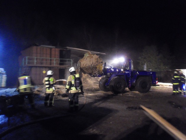 FW-BOT: Brand einer Lagerhalle in voller Ausdehnung