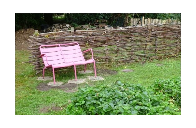 POL-NI: Bunte Gartenmöbel aus Garten der Alpheideschule entwendet
