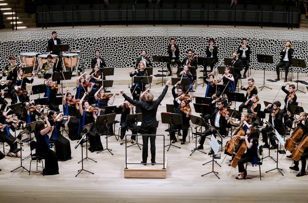 Vivaldis (ungewisse) Vier Jahreszeiten: ARTE überträgt Open-Air-Klimakonzert an seinem 30. Geburtstag live von der griechischen Insel Delos