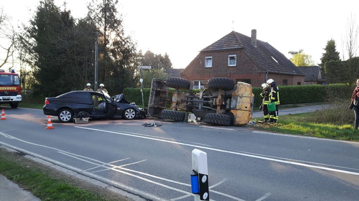 FW-KLE: Verkehrsunfall: BMW kollidiert mit Radlader