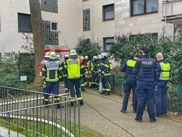 FW Bergheim: Feuerwehr rettet Person bei Kellerbrand in Mehrfamilienhaus