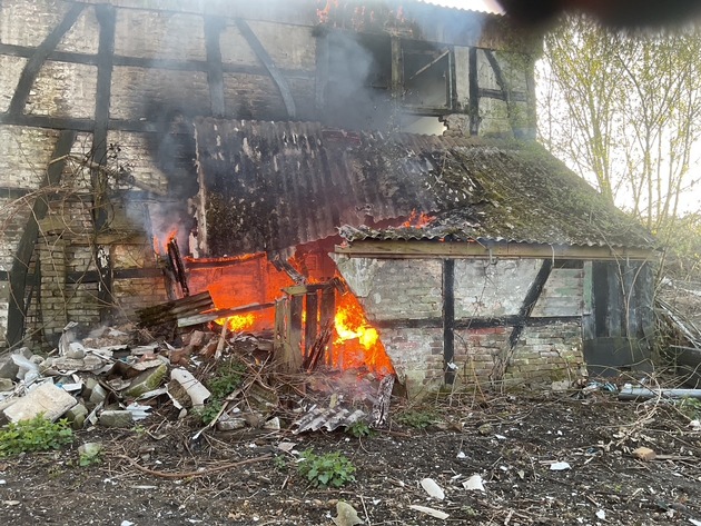 FW-DO: Brennende H&uuml;tte in Dortmund / B&ouml;vinghausen