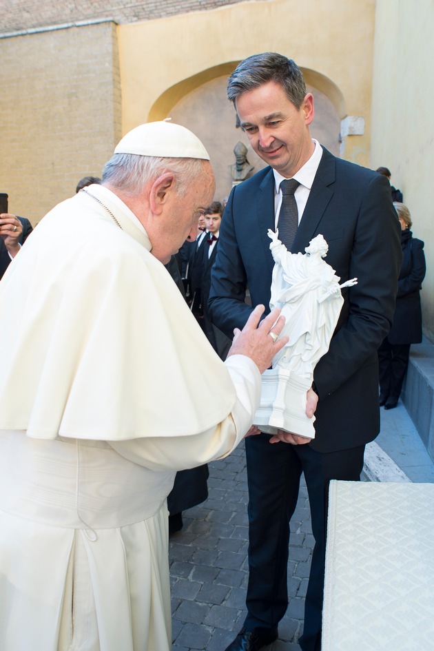 Papst Franziskus segnet Apostel Petrus aus Meissener Porzellan