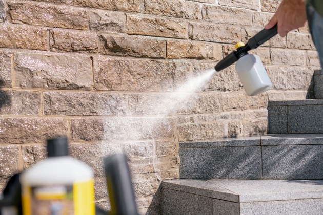 Pressemitteilung: Außenflächen langfristig schützen – Neuer Sprühimprägnierer RM 542 von Kärcher