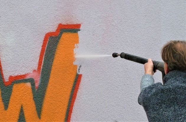 DAFA Sanierung Dach u. Fassadenschutz GmbH: Graffitischutz einfach genial: Der DAFASAN Graffiti-Blocker - Graffiti-Angriffe jetzt nur mit kaltem Wasser abwaschen! / Pünktlich zum Saisonstart 2019 ist der DAFASAN Graffiti-Blocker einsatzbereit