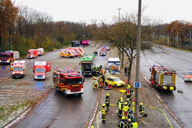 FW-GE: Feuerwehr Gelsenkirchen führt Großübung mit Schwerpunkt Massenanfall von Verletzten durch.