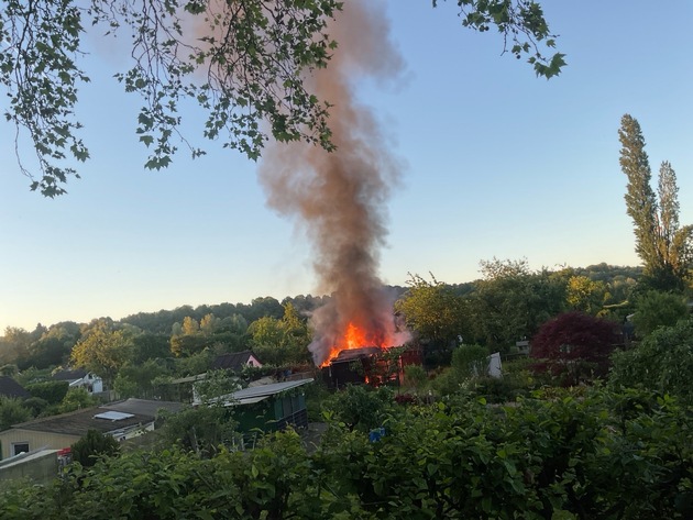 FW-MH: Vollbrand einer Gartenlaube in MH-Saarn