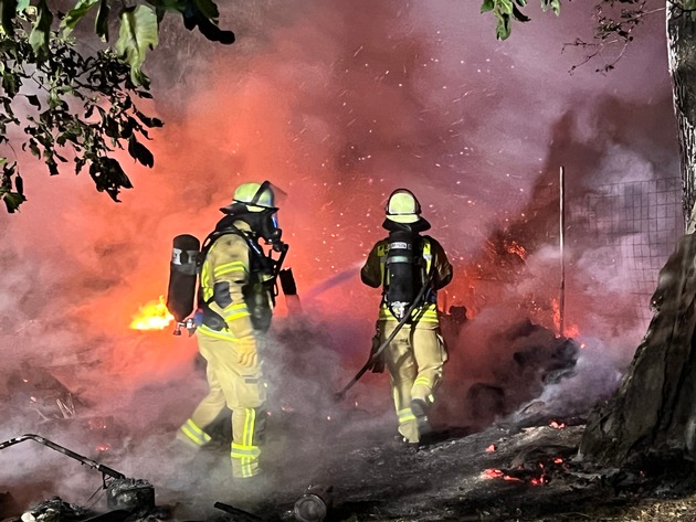 FW Weinheim: Gartenhütte im Gewann Hammelsbrunnen niedergebrannt - Weinheimer Feuerwehr verhindert weitere Ausbreitung