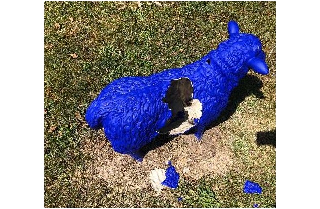 POL-OS: Georgsmarienhütte: Blaue Schafskulpturen zum dritten Mal beschädigt - Zeugen gesucht