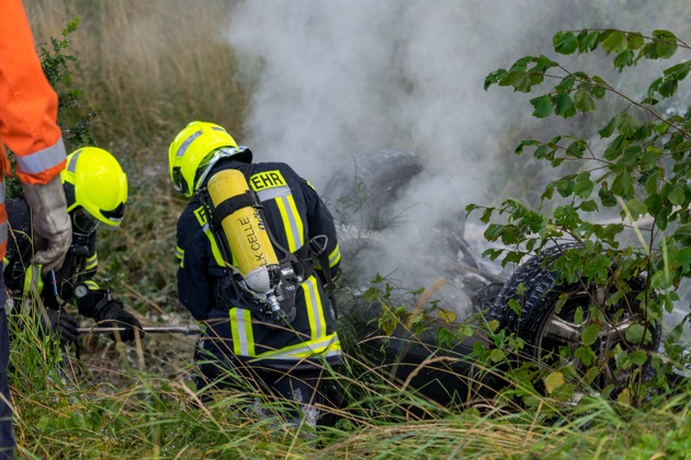 FW Flotwedel: PKW geht nach Verkehrsunfall in Flammen
