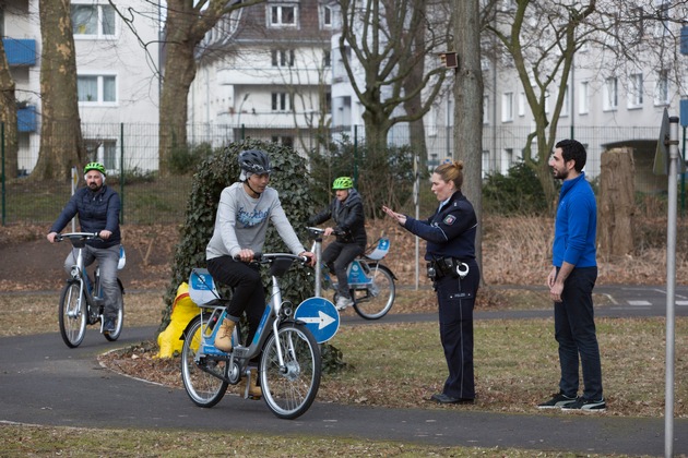 Ford Freiwillige trainieren Fahrradfahren mit Geflüchteten (FOTO)