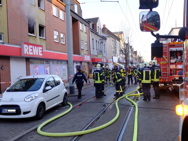 FW-GE: Wohnungsbrand in Gelsenkirchen Erle; 9 verletzte Personen, hoher Sachschaden