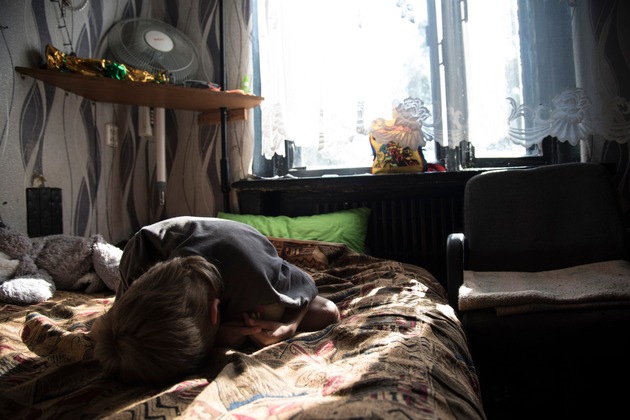 Un an de guerre en Ukraine – Soigner les corps et les esprits – Situation précaire en Éthiopie – Projet pilote pour les care leavers en Suisse