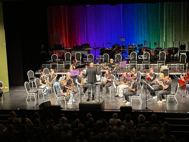 POL-EL: Lingen - Ein unvergesslicher Konzertabend: Filmmusik in Harmonie und Einklang mit dem Polizeiorchester Niedersachsen, Susan Albers und der Big Band der Friedensschule