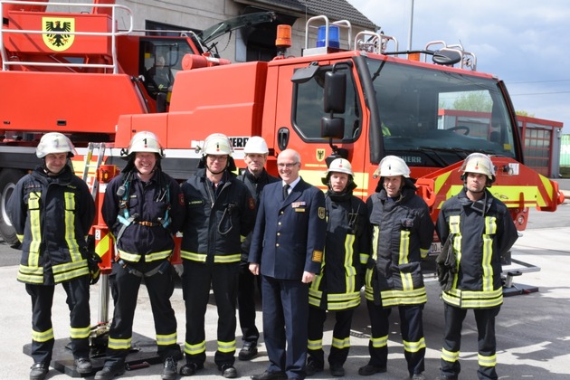 FW-DO: Gemeinsame Übung der Feuerwehrkräne aus Münster, Bochum,    Wuppertal und Dortmund am Ausbildungszentrum der Feuerwehr