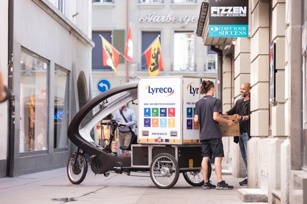 Kundenlieferungen per E-Rikscha in Bern / Lyreco Switzerland AG stösst mit einer nachhaltigen Idee auf Sympathie