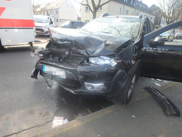 POL-DU: Hochheide: Vorfahrt missachtet - fünf verletzte Fahrzeuginsassen