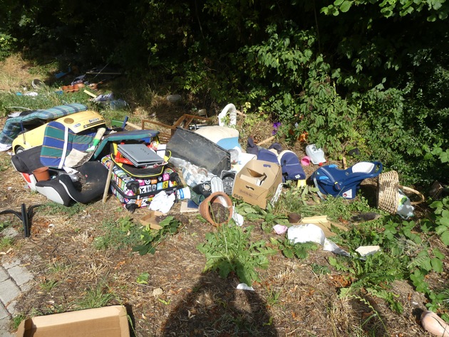 POL-KS: Unbekannte entsorgen Müll auf Autobahnparkplätzen: Polizei sucht Zeugen