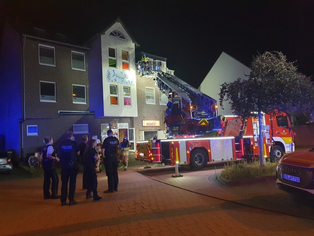 FW Tönisvorst: Brand im Maschinenraum eines PKW - Aufzuges