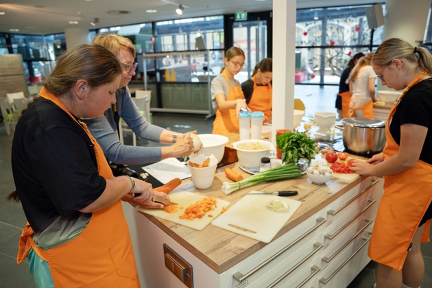 Medieninformation: Kochen, Lernen, Klima schützen: Kinder erleben Ernährung neu in der FRoSTA-Kochschule