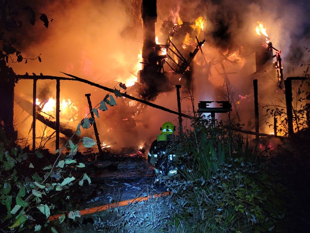 FW-SE: Einfamilienhaus in Henstedt-Ulzburg brennt komplett nieder