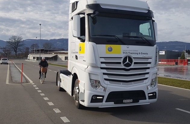 Touring Club Schweiz/Suisse/Svizzero - TCS: TCS Test zeigt: LKW- Abbiegeassistenten können Leben retten