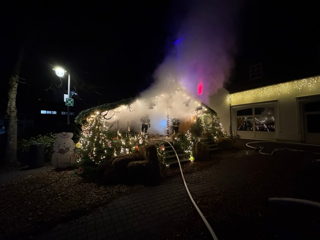 FW VG Westerburg: Bühne des Pfefferkuchenmarktes in Westerburg brannte - Feuerwehr verhindert größeren Schaden