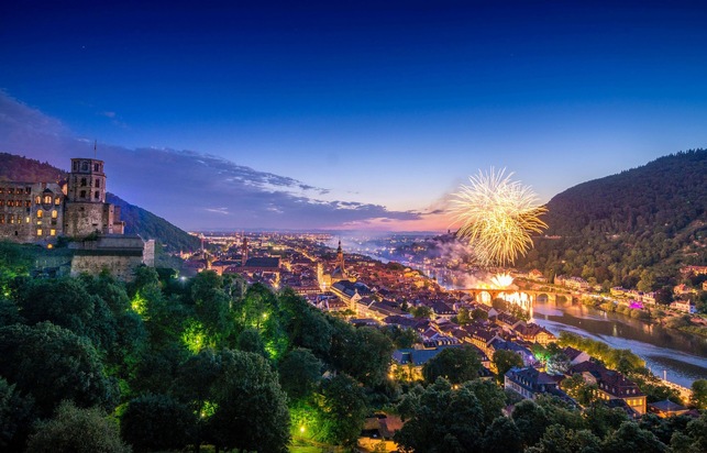 Magischer Glanz über Neckar und Schloss