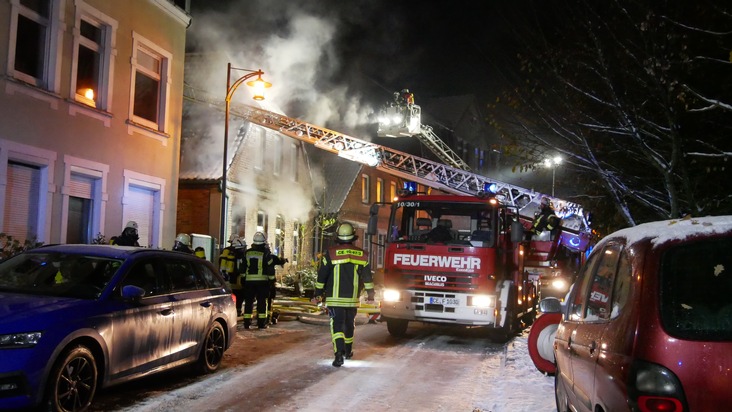 FW Celle: Haupt- und Nebengebäude brennen in Celle