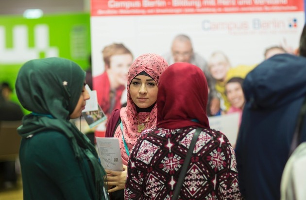 Estrel Berlin: Ein Zeichen für Integration: Berufsmesse für Geflüchtete / Großer Zuspruch: Mit 4.200 Teilnehmern ist die "Jobbörse für Geflüchtete und Migranten" am 25. Januar im Estrel Berlin bereits ausgebucht