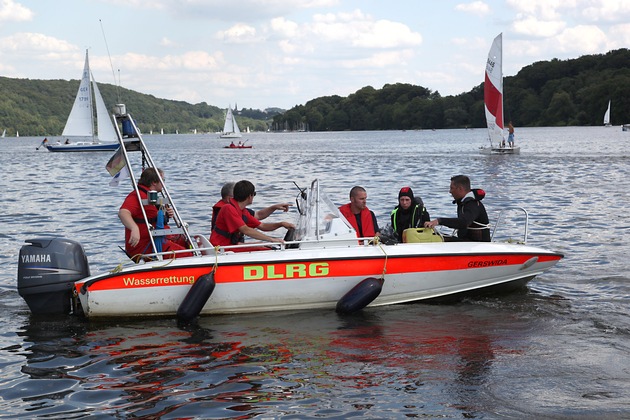 FW-E: Segelboot gekentert, drei Personen an Bord, davon eine vermisst.  Gemeinsame Übung der Deutschen Lebens-Rettungs-Gesellschaft (DLRG) und der Essener Feuerwehr auf dem Baldeneysee