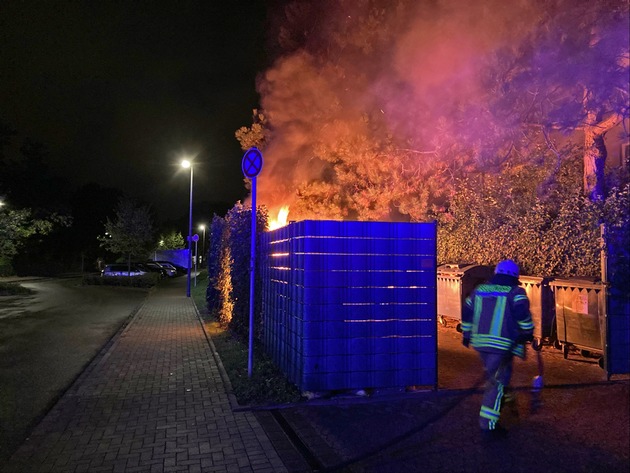 POL-ME: Papiercontainer wurde in Brand gesetzt - Langenfeld - 2209092