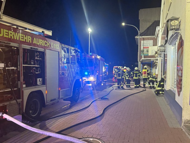 FW-AUR: Auto brennt direkt an Hauswand
