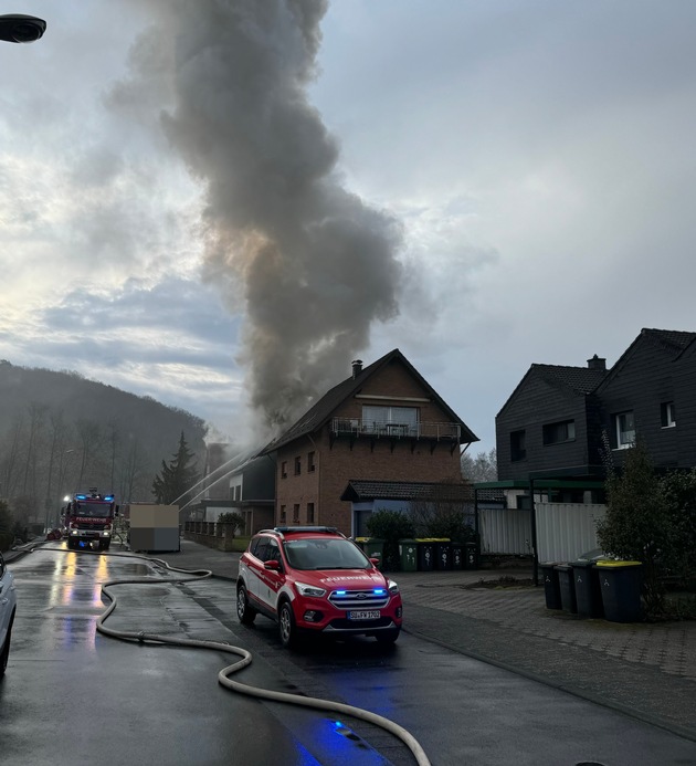 FW-Lohmar: Dachstuhlbrand in Lohmar-Agger - Großeinsatz der Feuerwehr