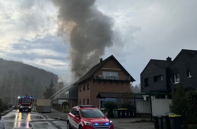 FW-Lohmar: Dachstuhlbrand in Lohmar-Agger - Großeinsatz der Feuerwehr