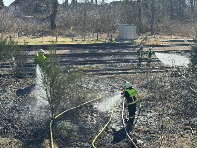 FW VG Westerburg: Vegetationsbrand breitete sich rasant aus - Feuerwehreinsatz im Gleisbereich